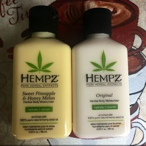 DONATE💗New 2mini Hempz herbal body moisturizers